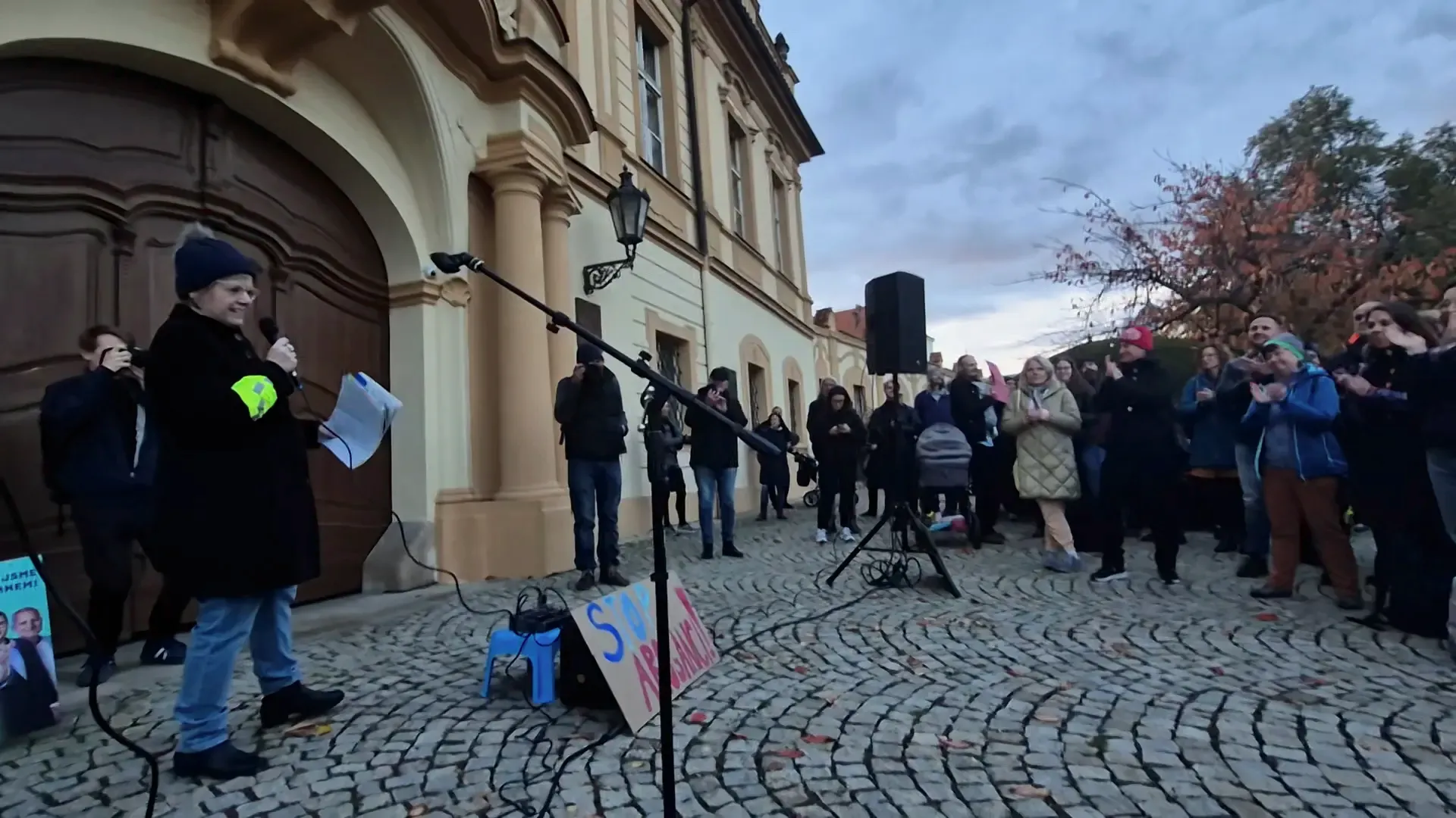 Người dân Praha 8 biểu tình trước trụ sở chính quyền quận tại Libeňský zámek