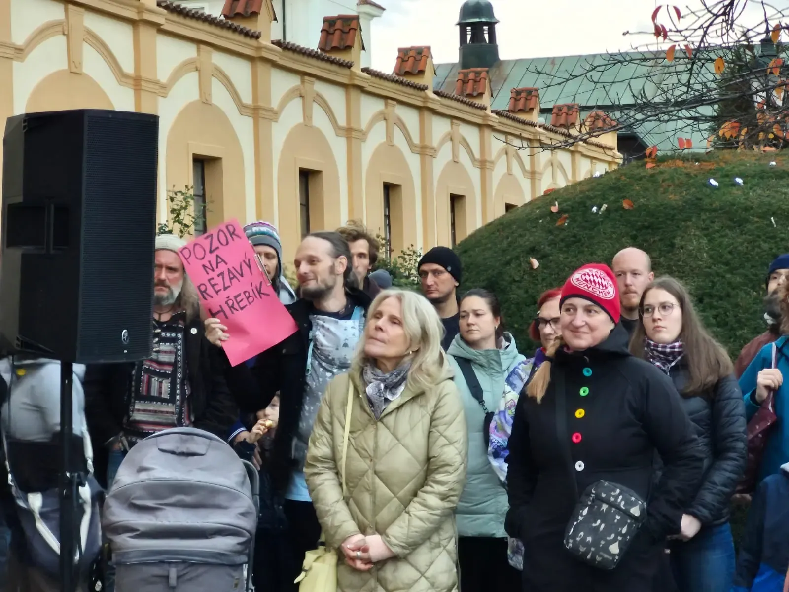 Những người biểu tình hôm thứ Hai cũng mang đến trước trụ sở quận Praha 8 các biểu ngữ nhắm vào các chính trị gia địa phương.