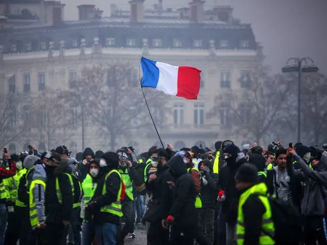 Người biểu tình tập trung gần Khải Hoàn Môn ở Paris trong phong trào biểu tình
