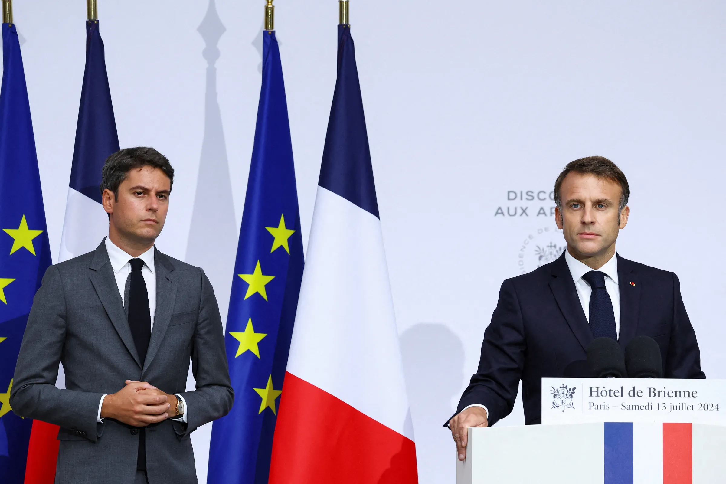 Thủ tướng Pháp Gabriel Attal (trái) và Tổng thống Emmanuel Macron tại Paris ngày 13/7/2024.