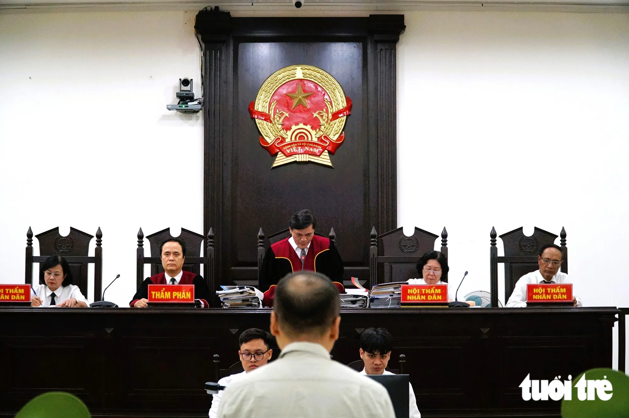 Tòa tuyên án phạt tù 5 bị cáo và buộc phải bồi thường cho các bị hại - Ảnh: ĐOÀN CƯỜNG