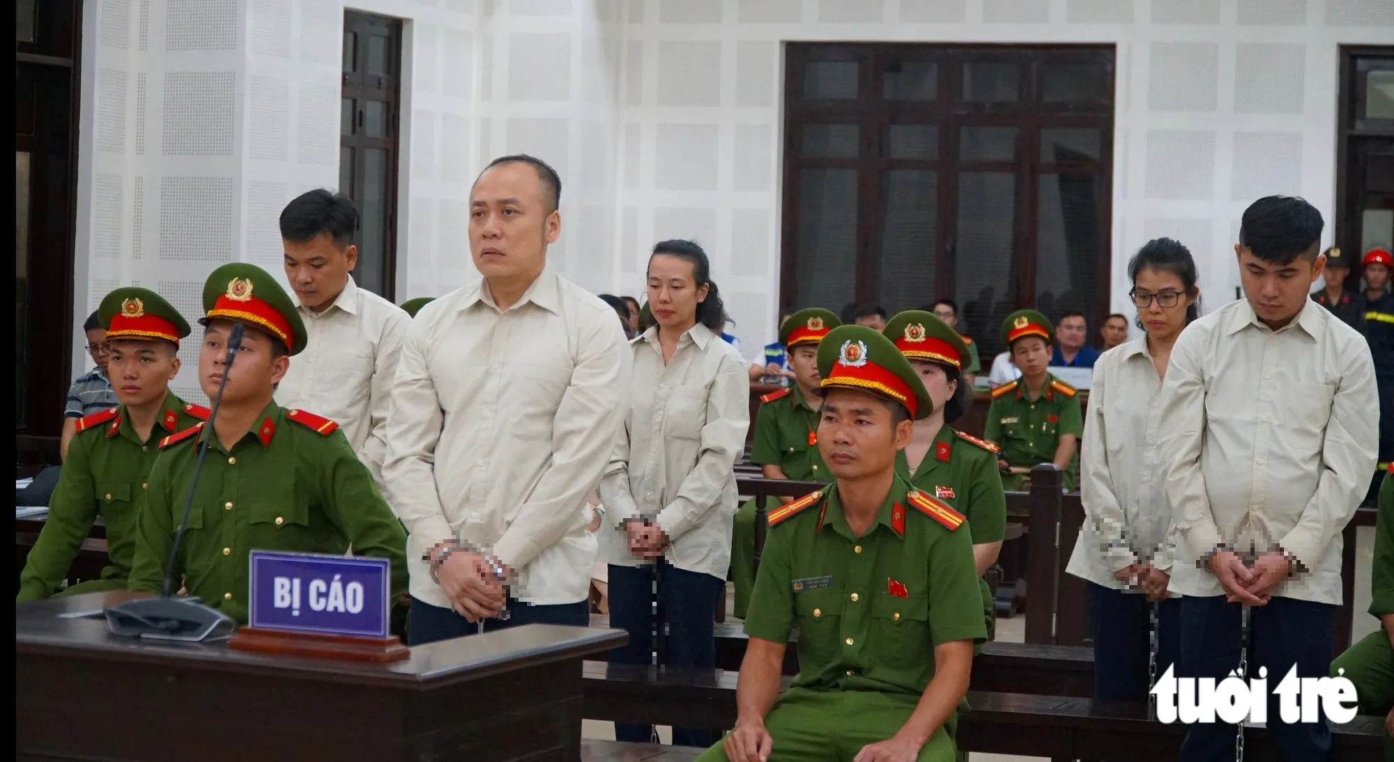 Nguyễn Quang Hoàng và các đồng phạm tại phiên tòa sơ thẩm - Ảnh: ĐOÀN CƯỜNG