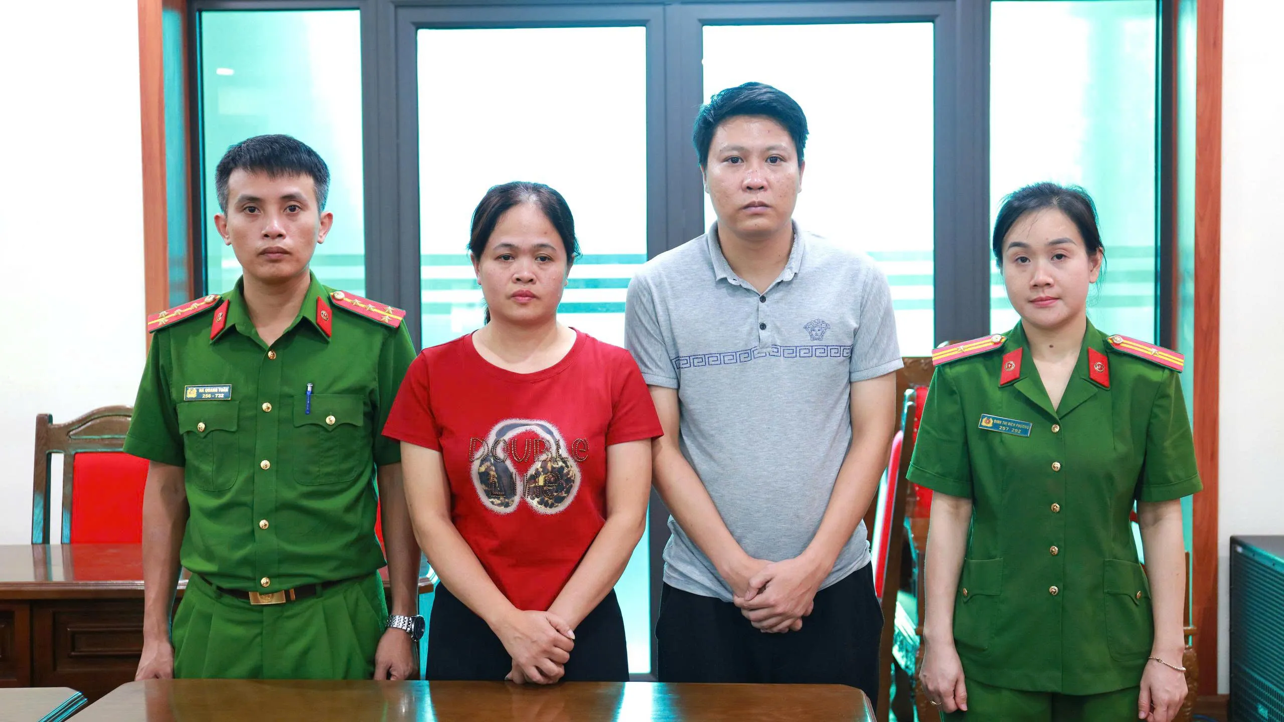 Lê Thanh Hiển (45 tuổi) và Đỗ Kim Chung (44 tuổi, cùng ở phường Lào Cai) - Ảnh: THANH TUẤN