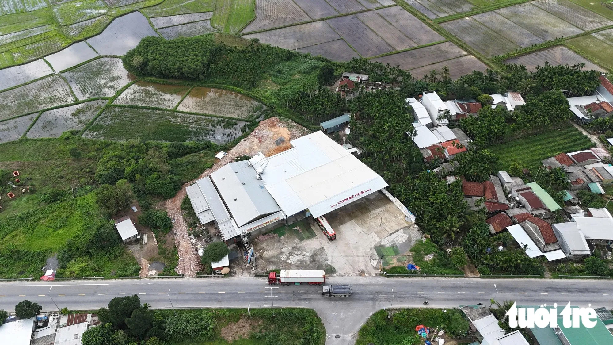 Quán cơm thuê trên đất xây dựng trái phép - Ảnh: NGUYỄN YÊN