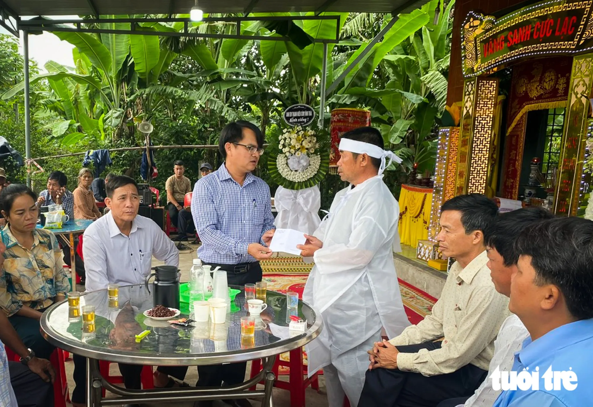 Lãnh đạo xã Vĩnh Thịnh đến thăm hỏi, chia buồn cùng gia đình người mất trong đám tang ngày 27-10 - Ảnh: QUỐC KỲ