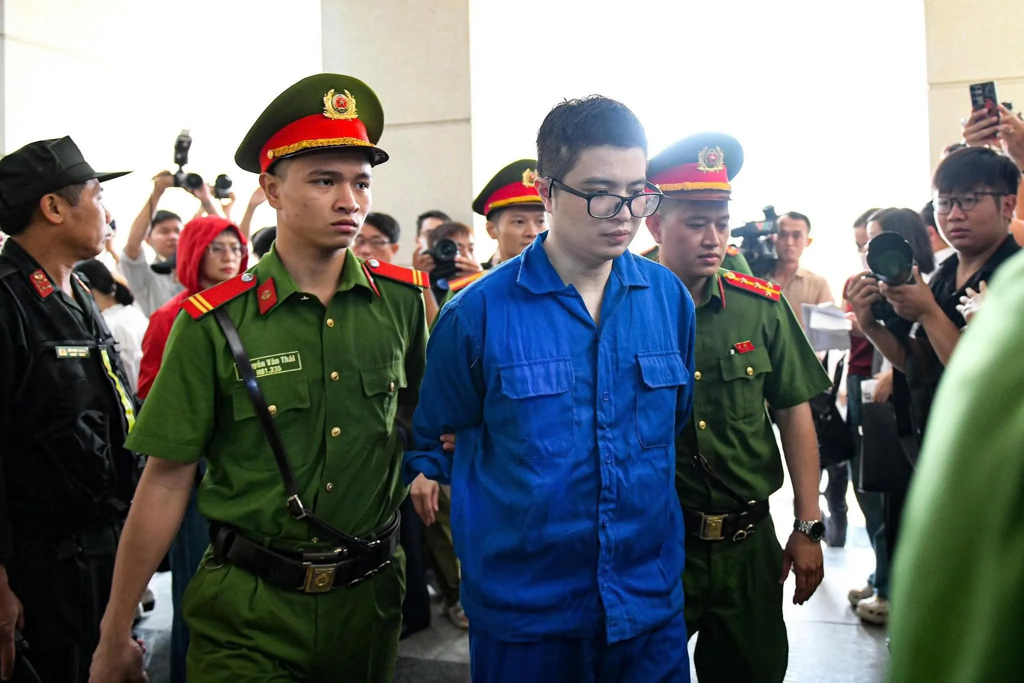 Mr Pips Phó Đức Nam được dẫn giải đến phiên tòa - Ảnh: NAM TRẦN