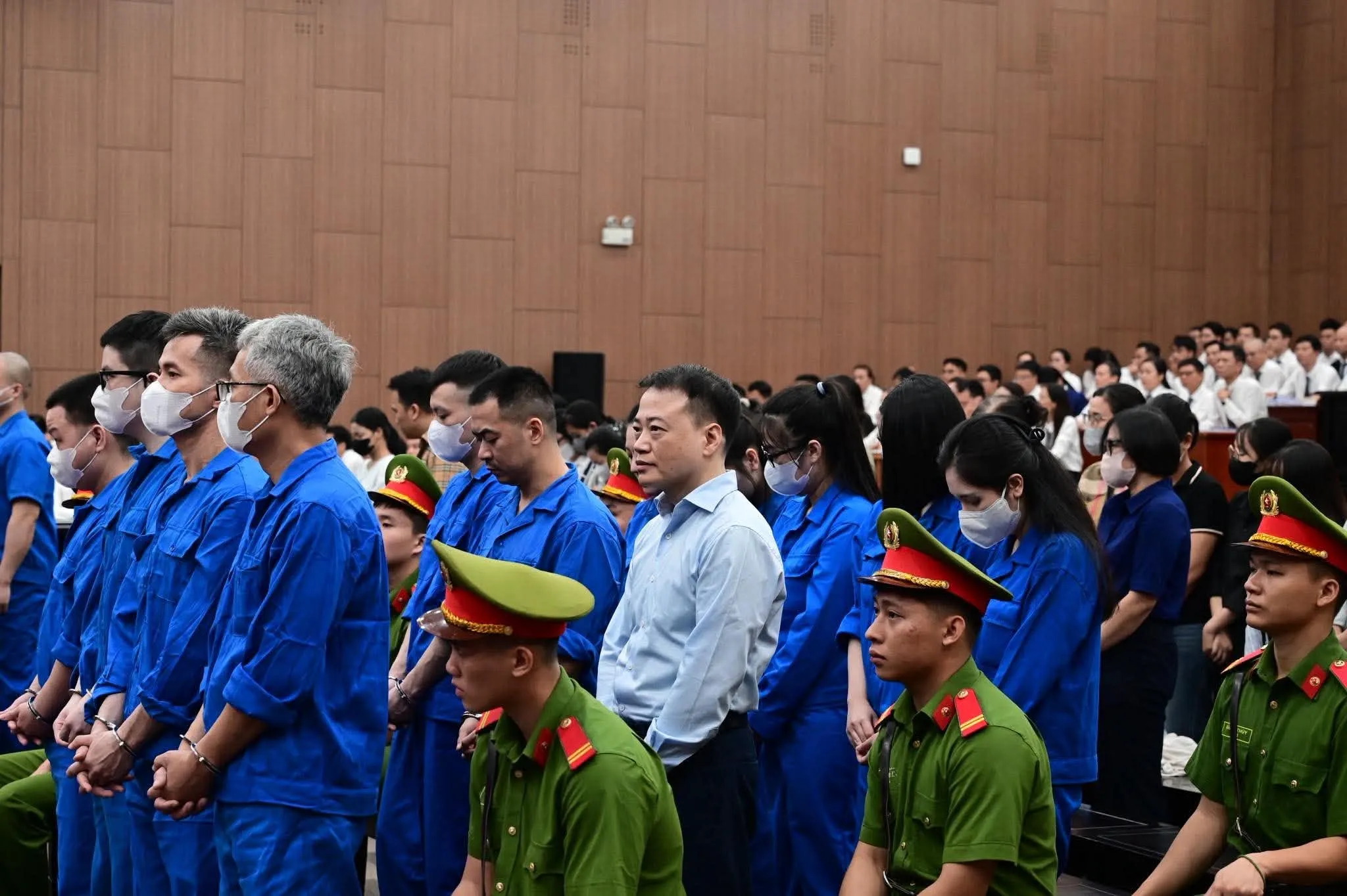 Các bị cáo tại phiên tòa - Ảnh: GIANG LONG
