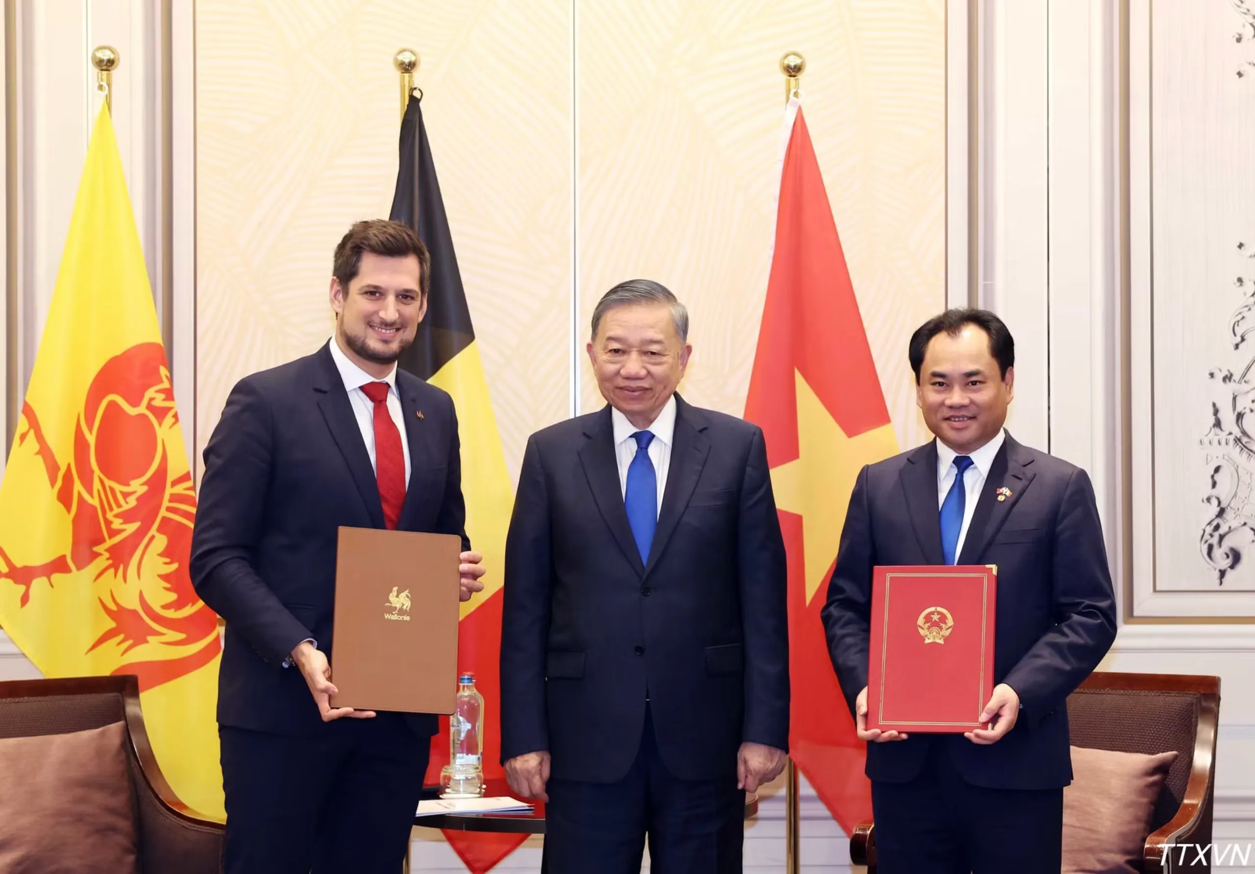 Tổng Bí thư, Chủ tịch nước Tô Lâm chứng kiến lễ trao bản ghi nhớ hợp tác về nông nghiệp, quản lý tài nguyên và bảo vệ môi trường giữa Bộ Nông nghiệp và Môi trường Việt Nam với chính quyền vùng Wallonie - Ảnh: TTXVN