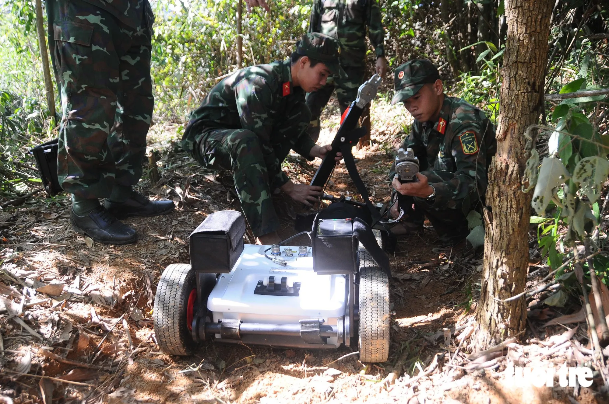 Ra đa xuyên đất dò tìm hài cốt liệt sĩ - Ảnh: BÁ DŨNG