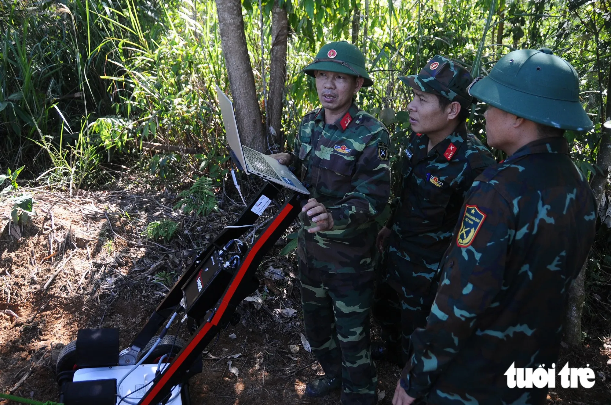 Bộ đội thực địa tại hiện trường Ngok Tavak - Ảnh: BÁ DŨNG