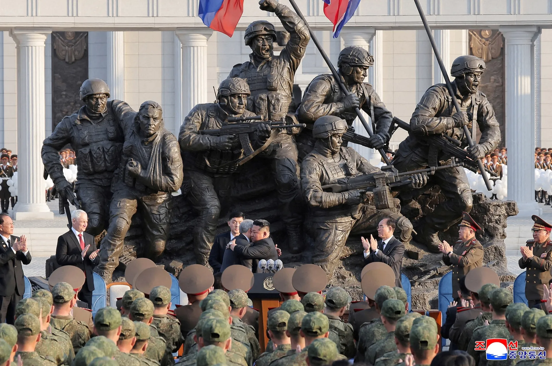 Lãnh đạo Triều Tiên Kim Jong Un chào Chủ tịch Duma Quốc gia Nga Vyacheslav Volodin tại lễ khai trương Bảo tàng Tưởng niệm Chiến công ở Bình Nhưỡng hồi tháng 6 - Ảnh: REUTERS