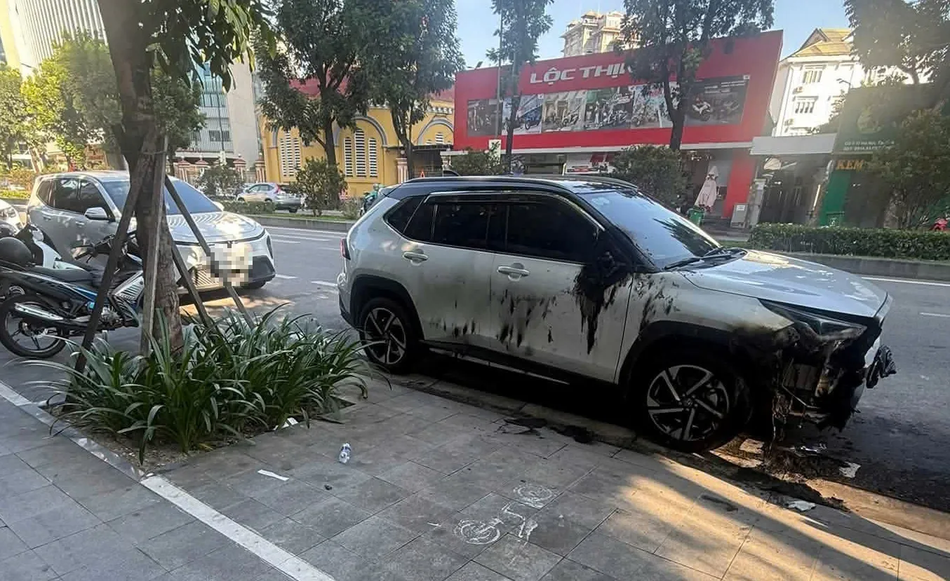 Ô tô đậu ở đường Hà Nội (phường Thuận Hóa, TP Huế) bị cháy nghi do phá hoại. Công an đang vào cuộc điều tra - Ảnh người dân cung cấp