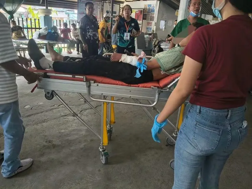 Một người bị thương được điều trị tại bệnh viện sau vụ xả súng.