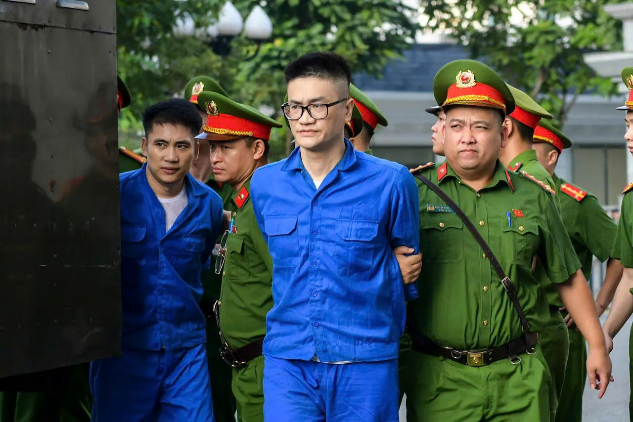 Các bị cáo được dẫn giải đến phiên tòa sáng 28-9 - Ảnh: NAM TRẦN