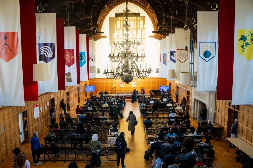 Sinh viên Đại học Cornell và người dân địa phương tham dự cuộc họp cộng đồng tại khuôn viên trường hôm 7-10, thảo luận về cách trường xử lý cáo buộc hiếp dâm của Jane Doe - Ảnh: REUTERS