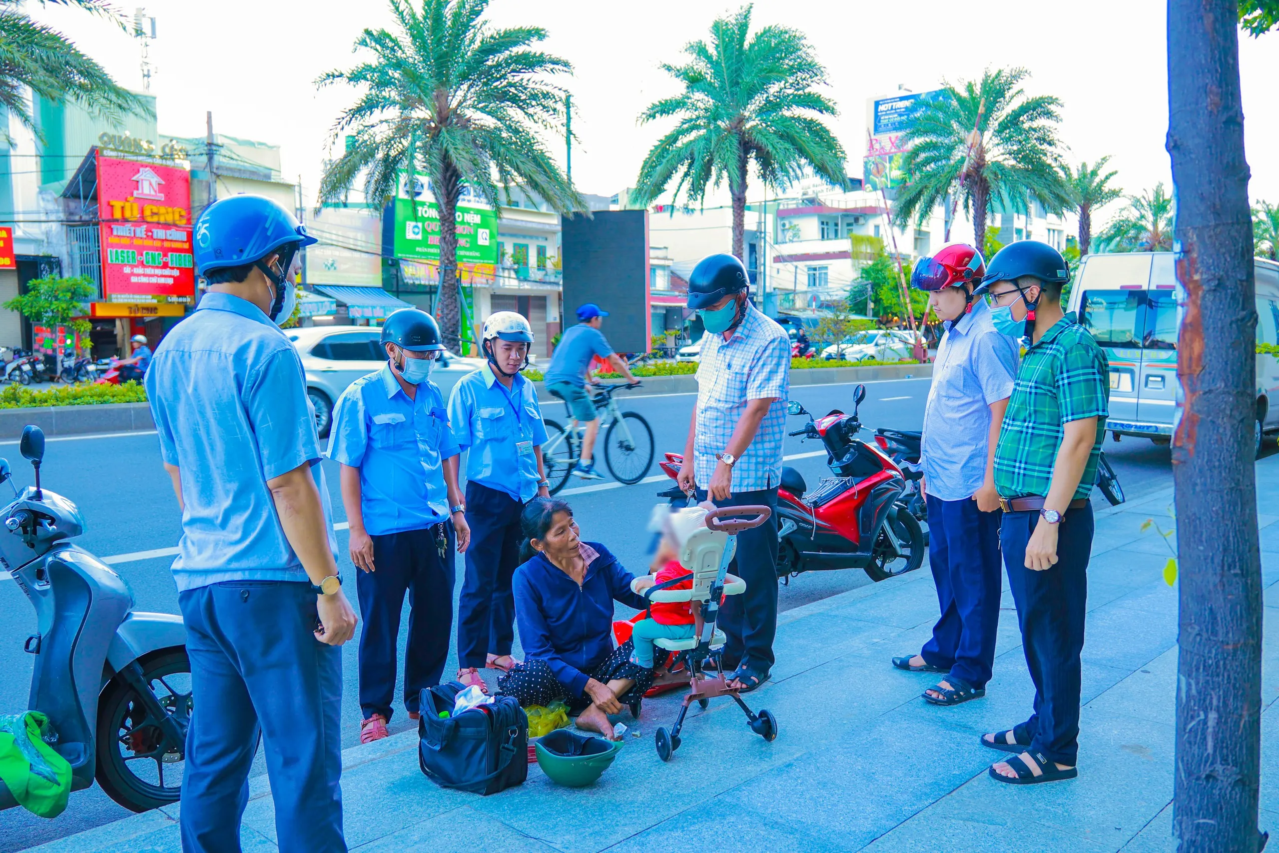 Tổ công tác của UBND phường Quy Nhơn tới xác minh, đưa bà Lánh và cháu bé về phường xử lý - Ảnh: Phòng VH-XH cung cấp