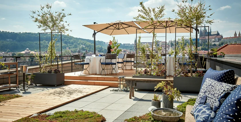miru-na-strese-four-seasons-hotel-prague-spojuje-japonskou-gastronomii-letni-kl-cwdev.webp