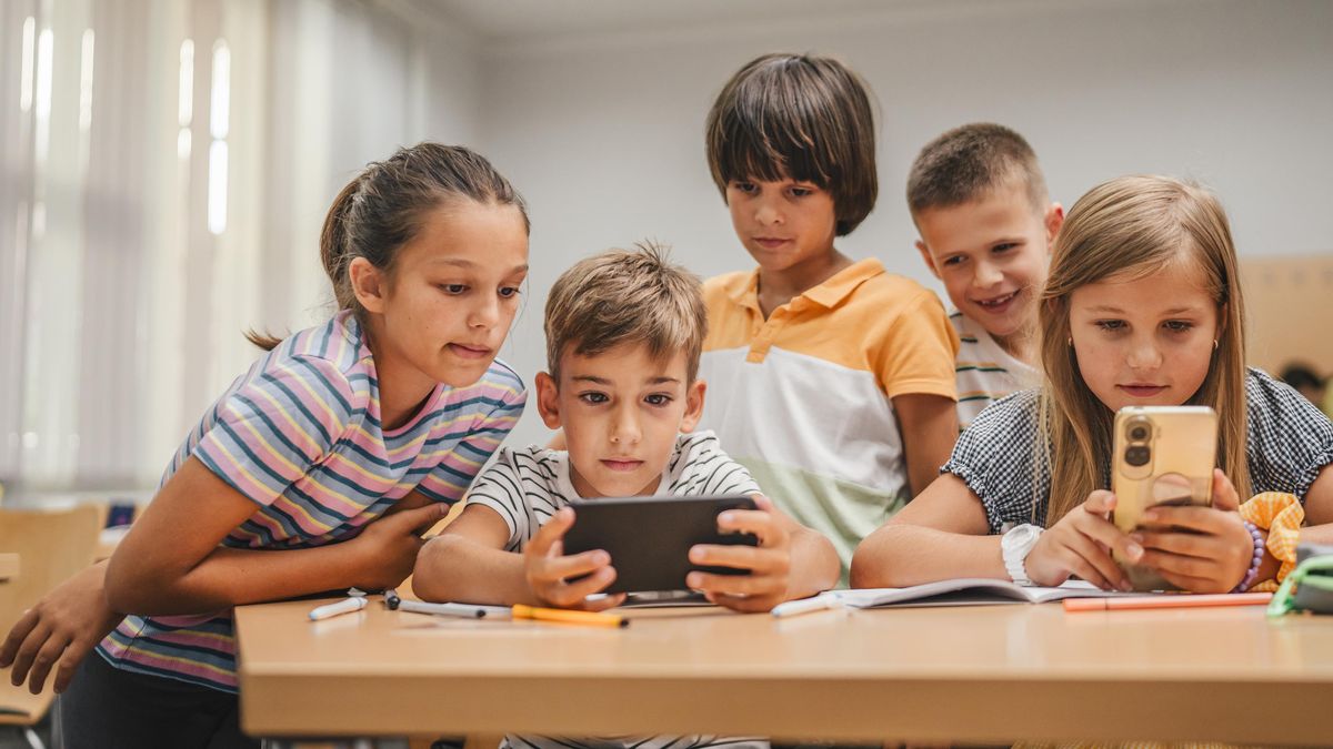 mobil-deti-skola-telefon.jfif