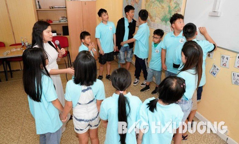 mot-buoi-hoc-truc-tiep-tai-trung-tam-tieng-viet-karlovy-vary-cua-co-giao-nguyen-thi-man733c171c6b7566ed3534e2e6c28a5666.jpg