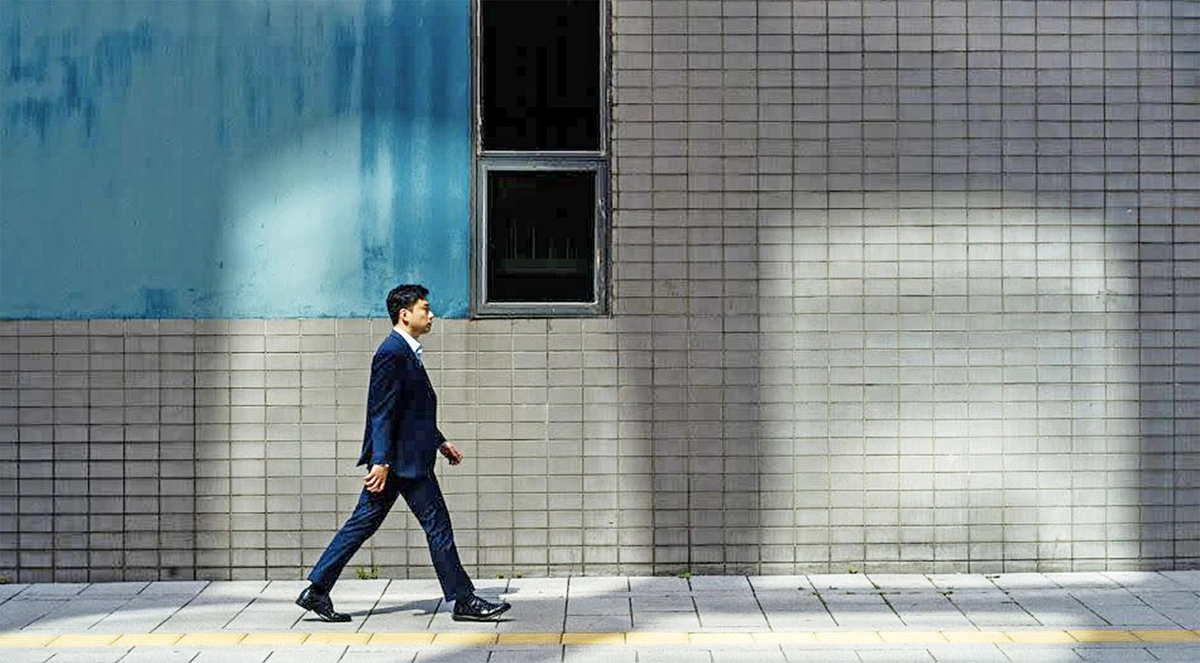 mot-nguoi-dan-ong-di-bo-tren-via-he-o-seoul-read-only-17330678570521639012044.webp