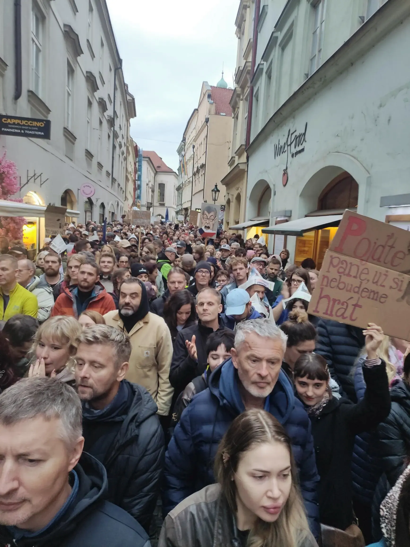 namesti-staromestske-namesti-praha-demonstrace-milion-chvilek-ceska-televize.webp