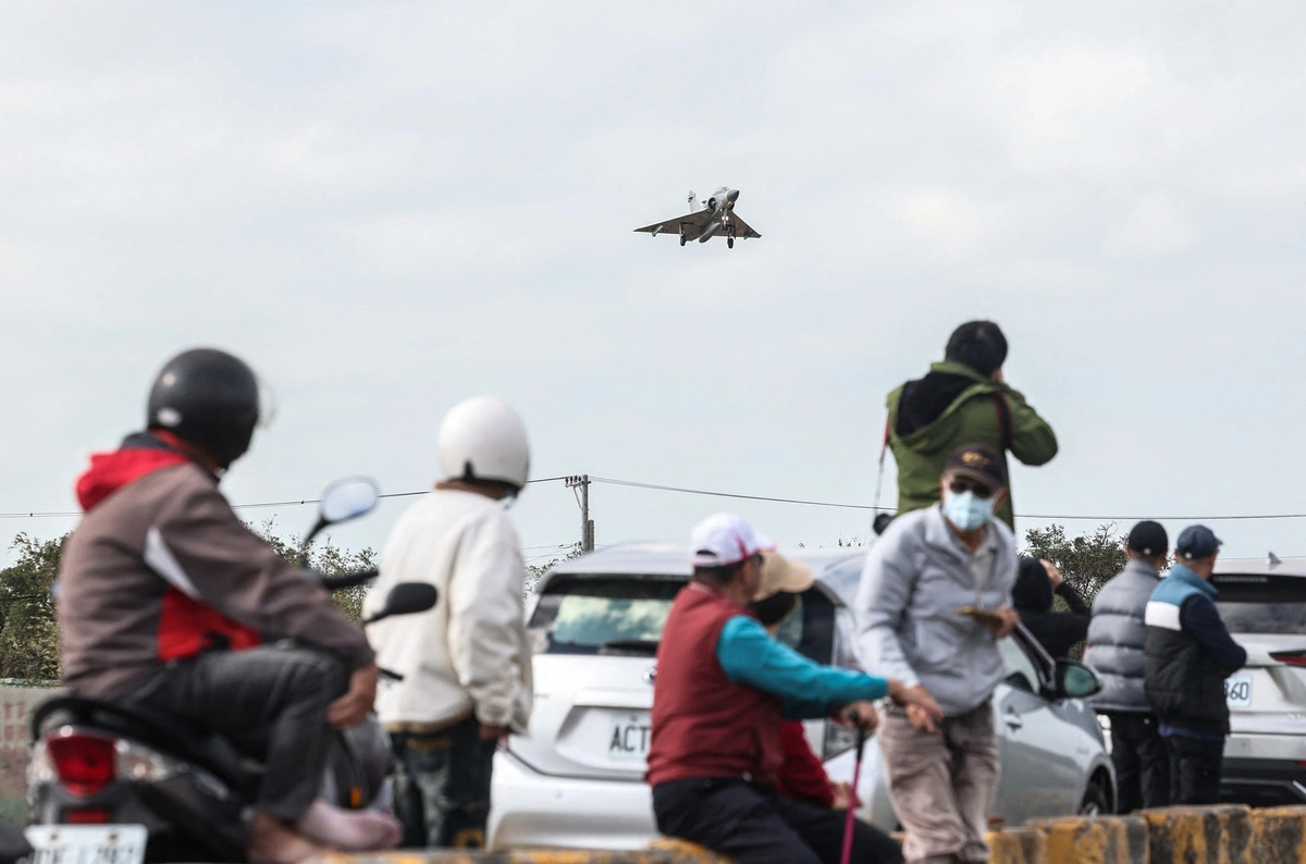 nd241210-nguoi-dan-dai-loan-xem-tiem-kich-mirage-2000-cat-canh-17338007557821385221511.jpg.webp