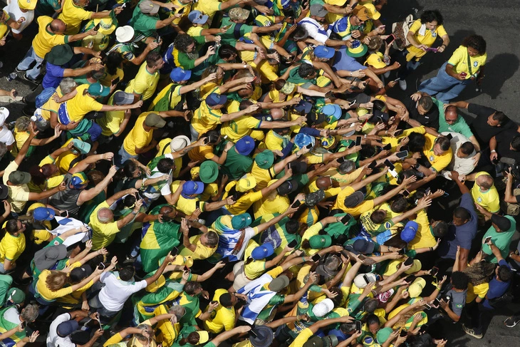 nd24226-dong-nguoi-huong-ve-phia-ong-bolsonaro-tai-cuoc-tuan-hanh-26-2-17089192372981235219918.webp