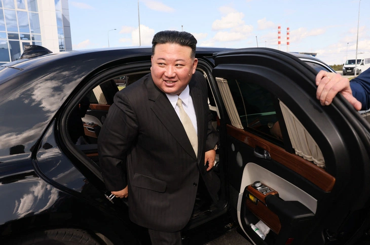 nd24316-ong-kim-jong-un-buoc-xuong-tu-xe-aurus-senat-1710554320981178673009.webp
