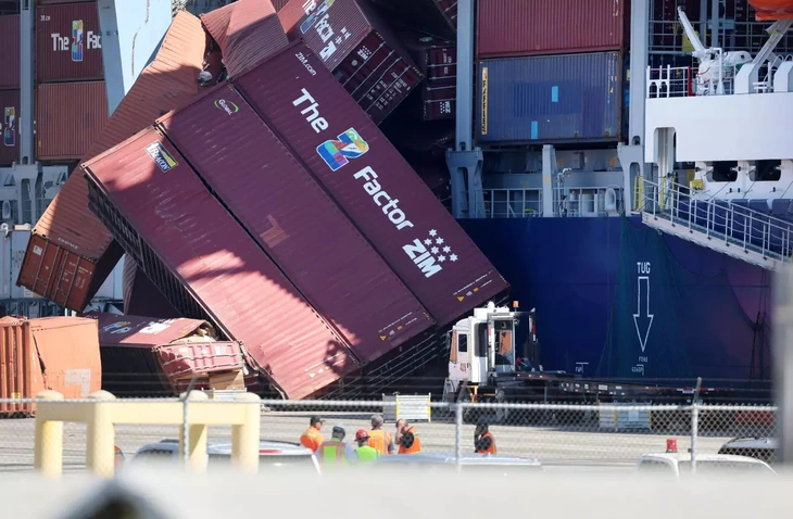 nd25910-container-roi-khoi-tau-o-la-17574676093792118193145.jpg.webp