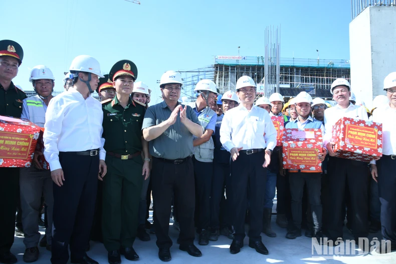 ndo_br_thu-tuong-pham-minh-chinh-tang-qua-chuc-tet-dong-vien-cac-don-vi-thi-cong-nha-ga-hanh-khach-t3-cang-hang-khong-quoc-te-tan-son-nhat-6858.jpeg.webp