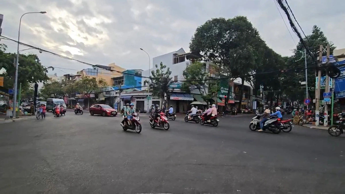 nga-tu-ben-dinh-noi-co-tiem-banh-mi-nghi-ngo-gay-ngo-doc-thuc-pham-17328687899061534848666.webp