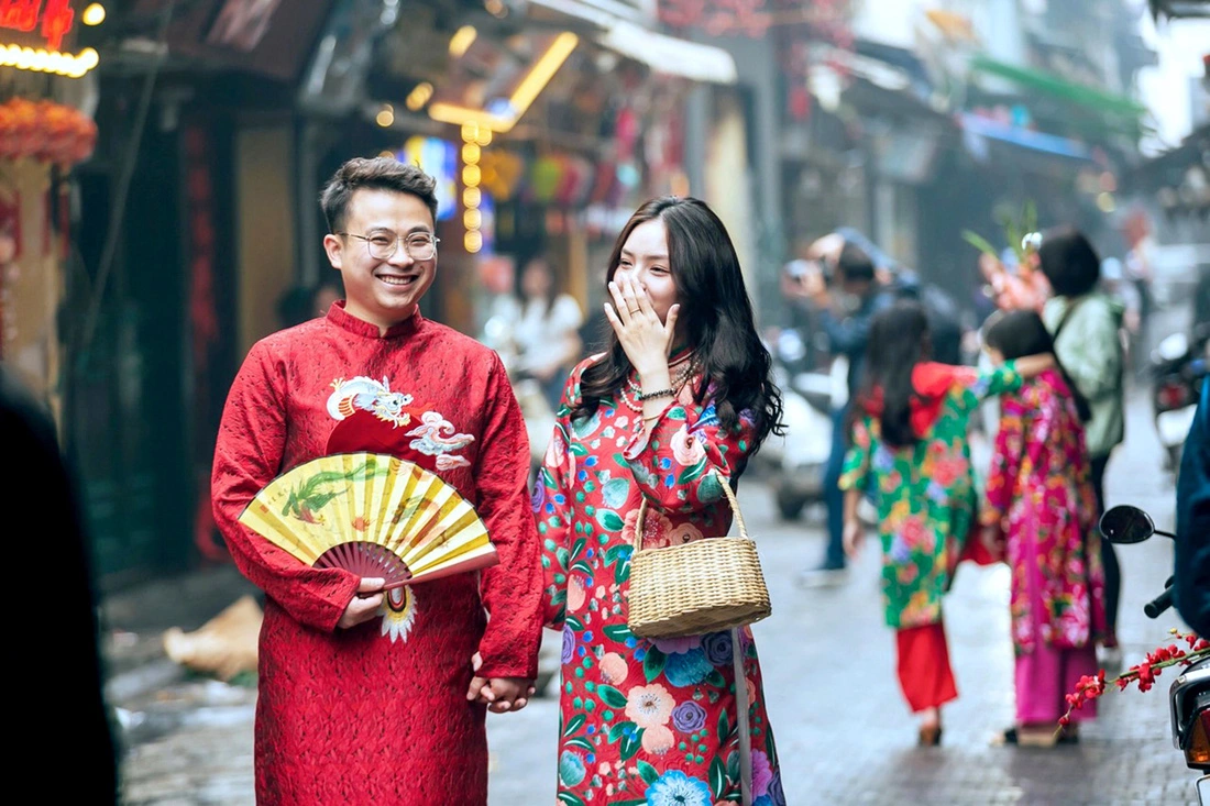 nguoi-dan-o-ha-noi-mac-ao-dai-du-xuan-anh-lee-hyo-seung-read-only-17071817074741766361664.webp