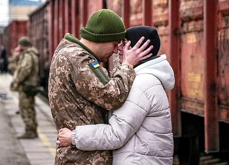 nguoi-linh-ukraine-tam-biet-vo-vao-ngay-le-tinh-nhan-14-2-va-tro-lai-chien-truong-sau-ky-nghi-ngan-anh-reuters-read-only-17087353583191151044735.webp