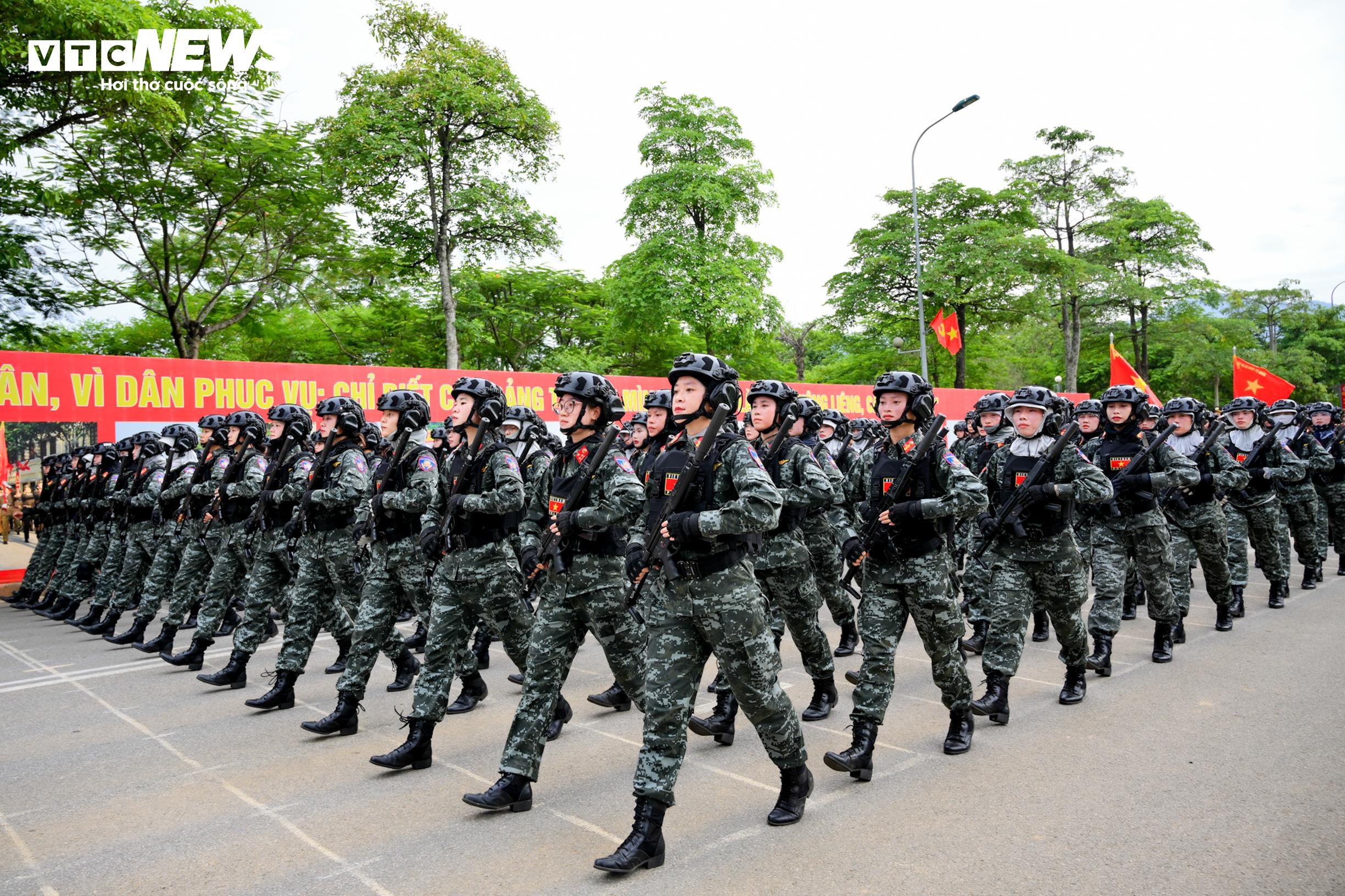 nu-canh-sat-dac-nhiem-dieu-binh-2-9-22293713.jpg