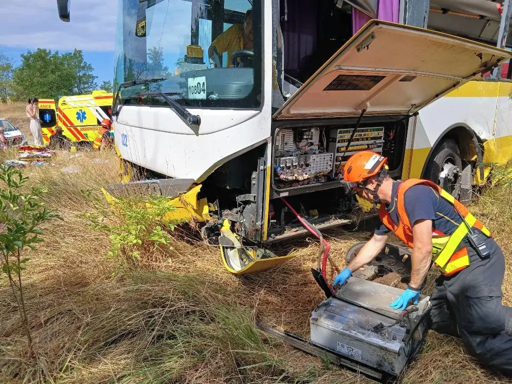 oleksovice-znojemsko-dopravni-nehoda-autobus-izs-hasici.webp
