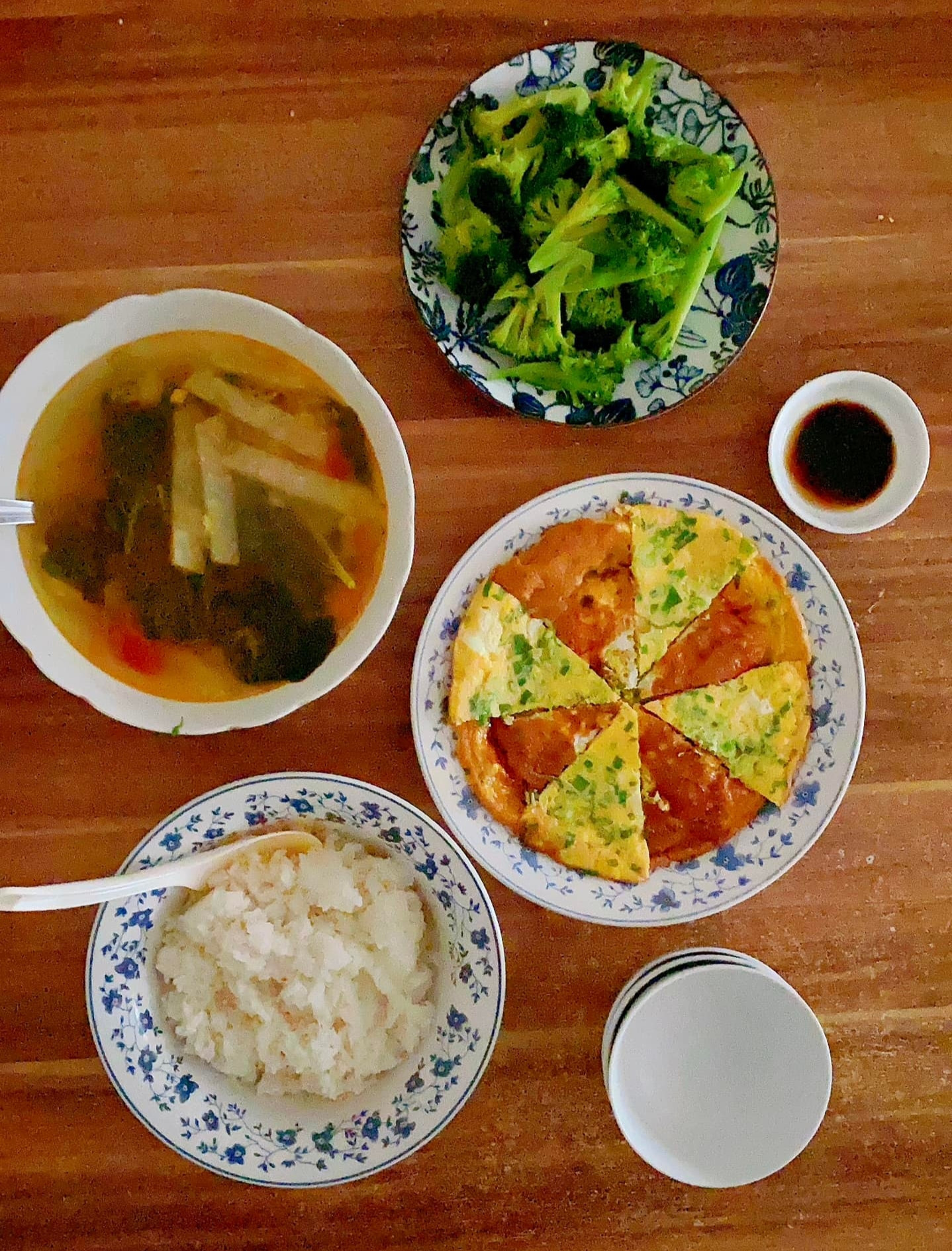 ong-tay-me-pho-tu-hoc-nau-50-mon-an-viet-nam-de-chieu-dai-cac-con-69369.jpg