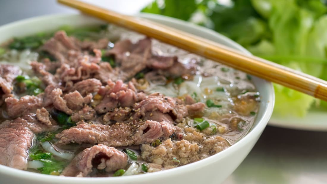 pho-bo-cua-viet-nam-lai-duoc-cnn-vinh-danh-la-mon-an-co-nuoc-ngon-nhat-the-gioi-1-99186.jpg