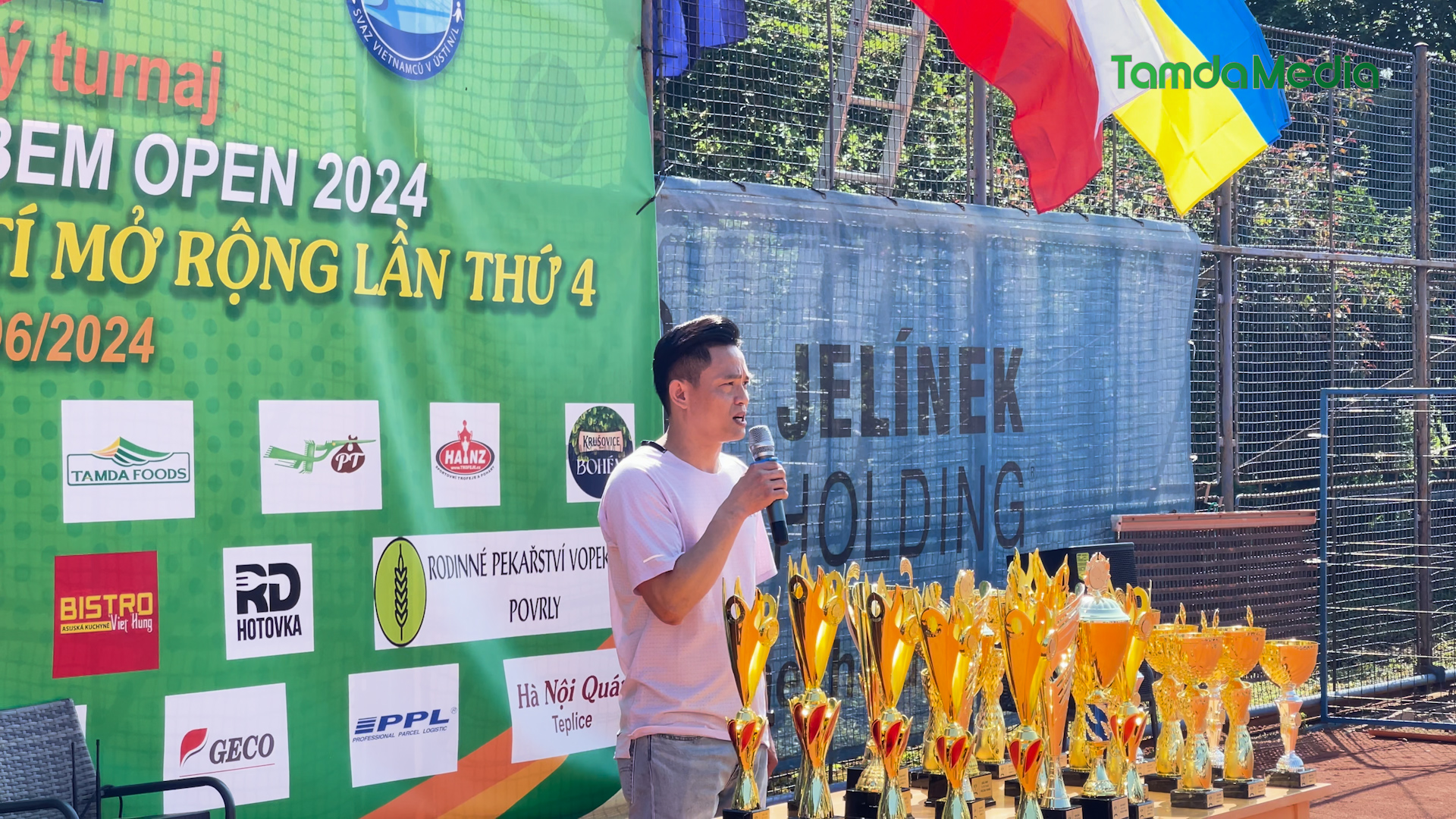 phong su.01_00_27_13.Still087.jpg