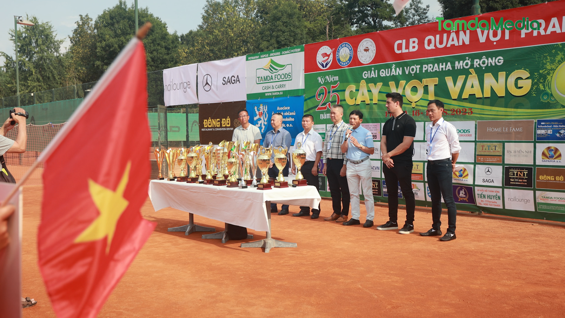 phong_su_tennis_00_05_31_00_Still009_cc07d9ce54.bmp