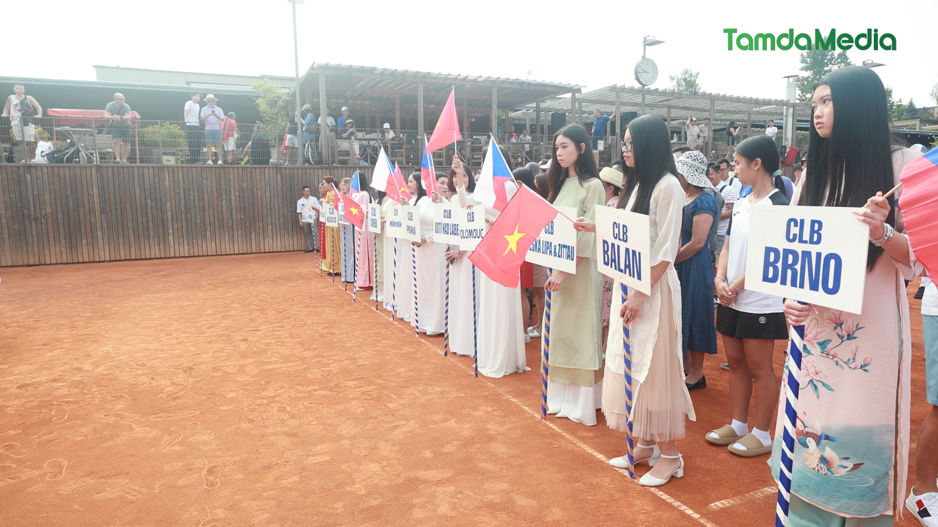 phong_su_tennis_00_06_08_00_Still010_f202a63758.bmp
