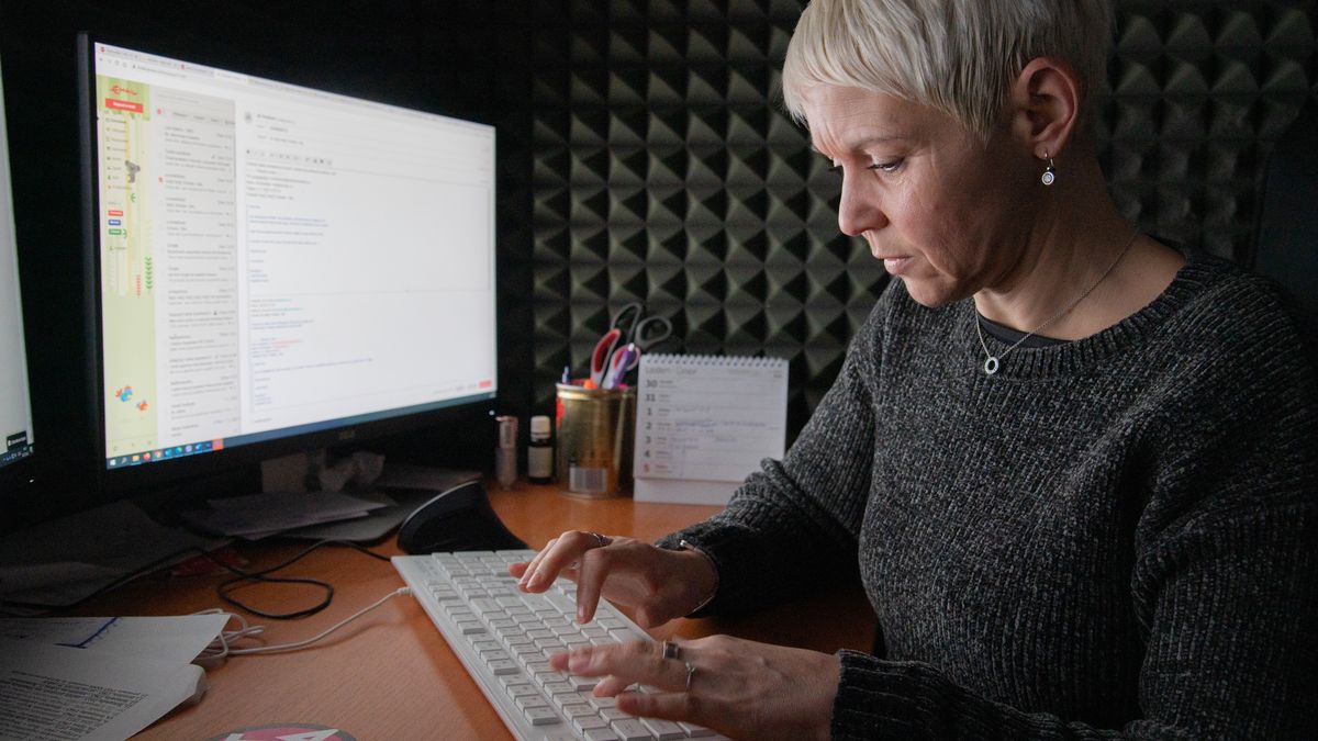 pocitac-klavesnice-ruce-psani-psani-na-klavesnici-psani-vsemi-deseti-informatika-kancelar-monitor-it.jpeg