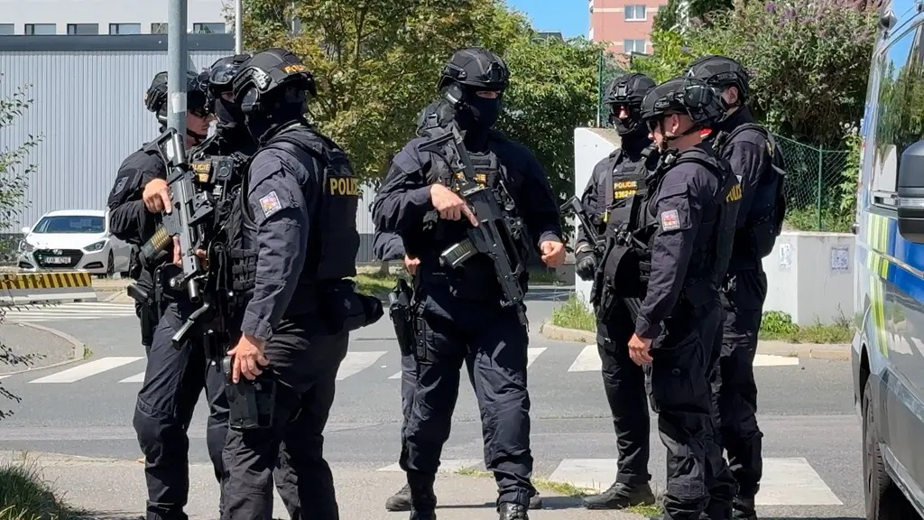 policie-samopal-strelba-repy.jpg