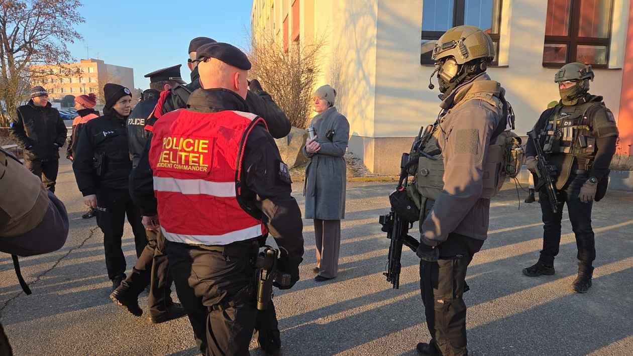 policiste-zasahuji-v-kaplickych-zakladnich-skolach-01_denik-630-16x9@2x.jpg