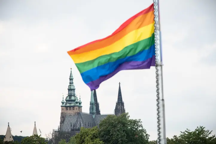 prague-pride-duhova-vlajka.webp