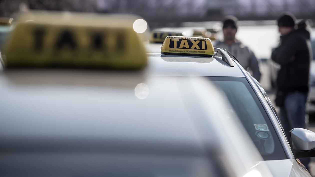 praha-taxi-vozy_denik-630-16x9@2x.jpg