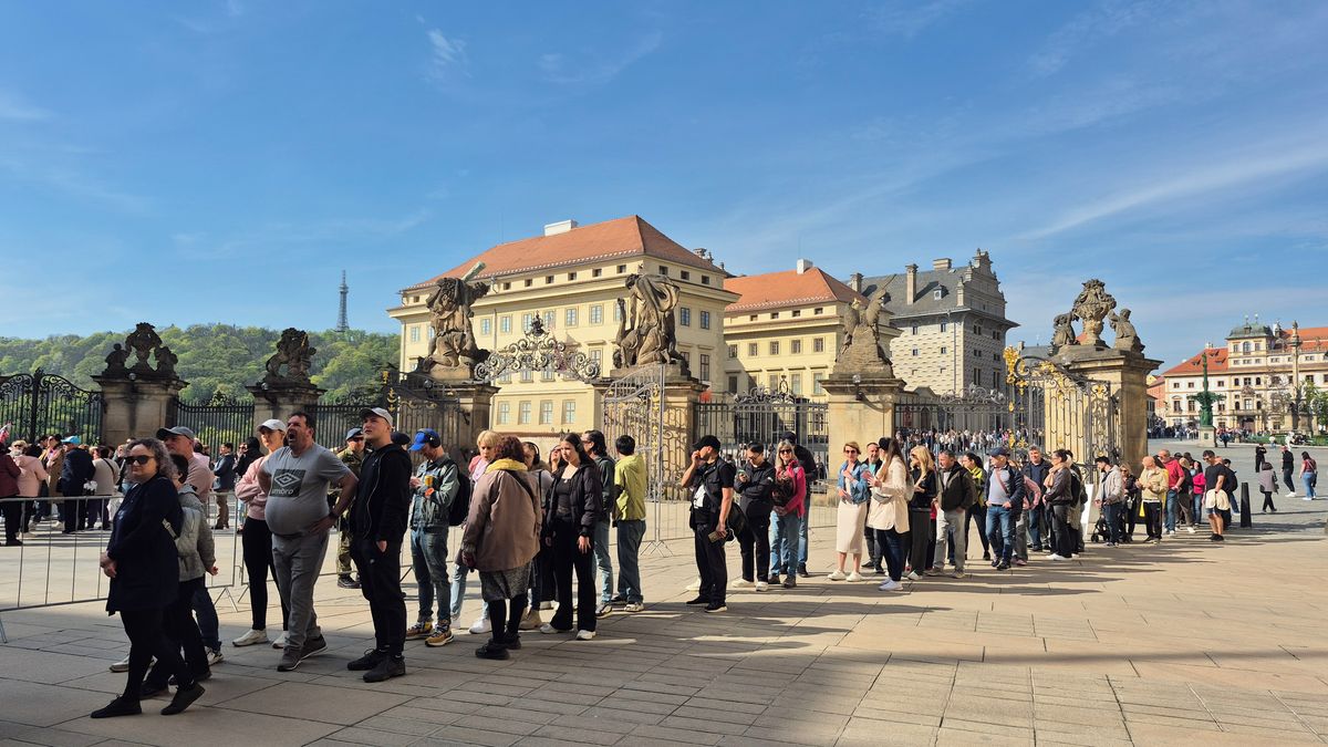 prazsky-hrad-fronta-navstevnici.jpeg