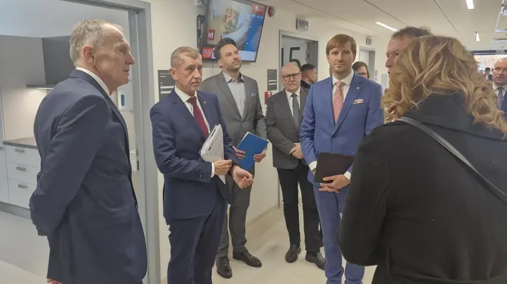 premier-andrej-babis-uprostred-vlevo-a-ministr-zdravotnictvi-adam-vojtech-uprostred-vpravo-v-olomoucke-fakultni-nemocnici.webp