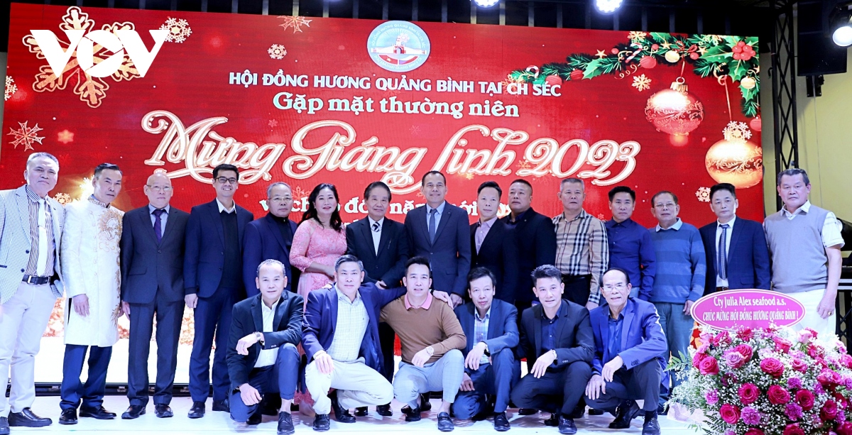 rs-dai_dien_dai_su_quan_viet_nam_lanh_dao_cac_hoi_doan_nguoi_viet_nam_tai_cong_hoa_sec_chup_anh_luu_niem.jpg