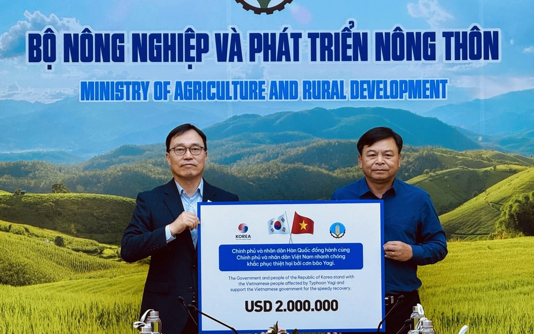 sam-trao-vien-tro-nhan-dao-toi-thu-truong-bo-nong-nghiep-va-phat-trien-nong-thon-nguyen-hoang-hiep-1726659408300691300712-243-0-1843-2560-crop-17266594412831391682535.webp