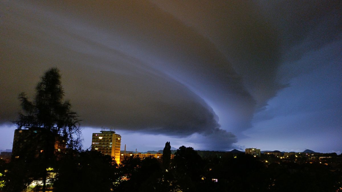 shelf-cloud.jpeg
